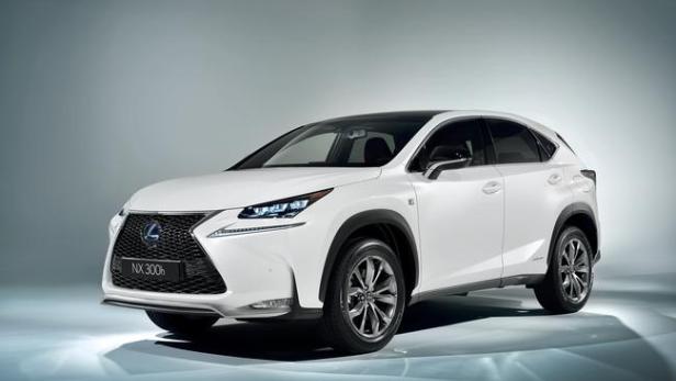 Ein weißer Lexus NX 300h vor einem neutralen Hintergrund.
