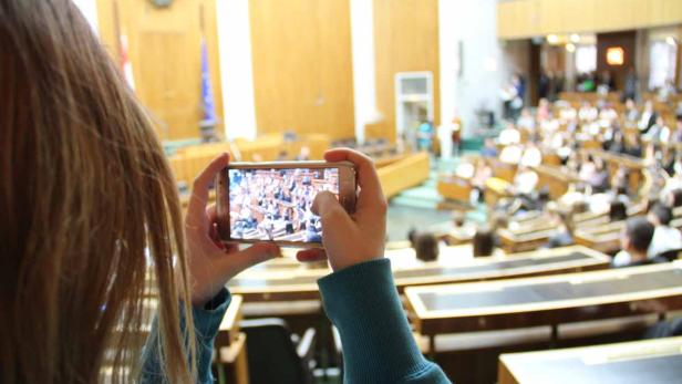 Jugendliche Reporterin fotografiert das Jugendparlament