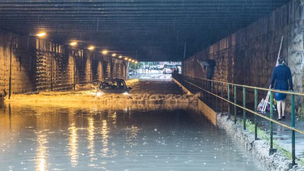 Eine überschwemmte Unterführung in Wien-Döbling.