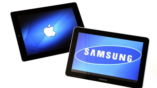 Ein Apple iPad und ein Samsung Tablet liegen nebeneinander.