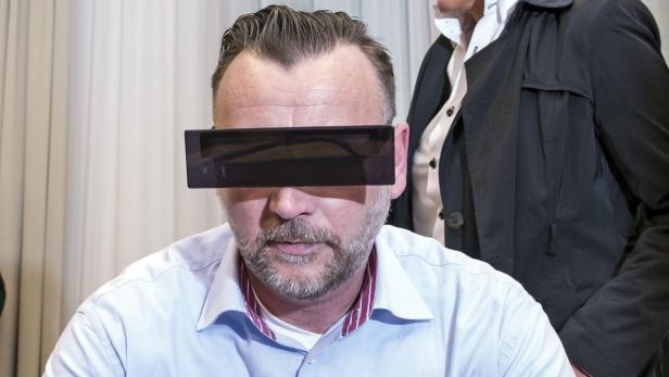 Lutz Bachmann zeigte sich beim Prozess mit einer Zensurbalken-Sonnenbrille