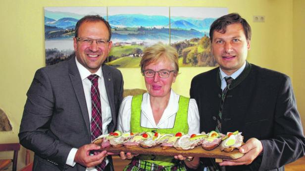 Bundesräte Bernhard Ebner (l.) und Andreas Pum mit Heurigenwirtin Christine Hauer: &quot;Unterstützung für heimische Produzenten ist angesagt&quot;