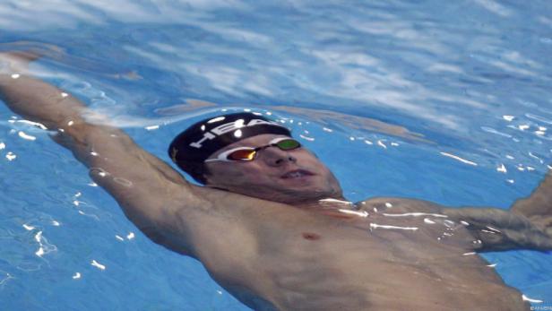 Ein Schwimmer mit Badekappe und Schwimmbrille im Wasser.
