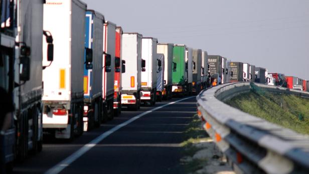 LKW, Stau, Autobahn, Verkehr, Gütertransport, Güterverkehr