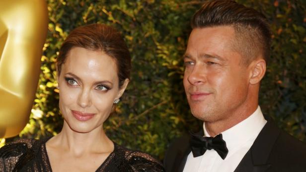 Angelina Jolie und Brad Pitt posieren auf dem roten Teppich.