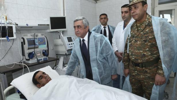 Armeniens Präsident Sersch Sargsjan besucht verletzte Soldaten im Spital.