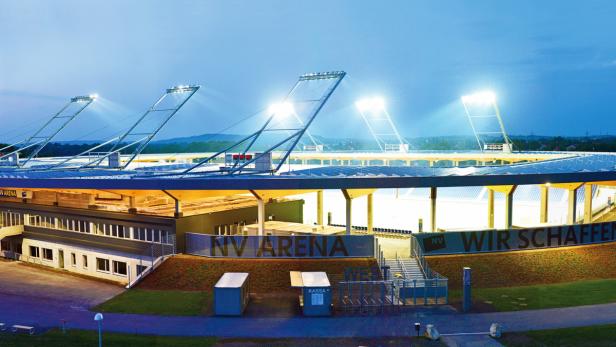 Die NV Arena in St. Pölten mit Flutlichtmasten bei Dämmerung.