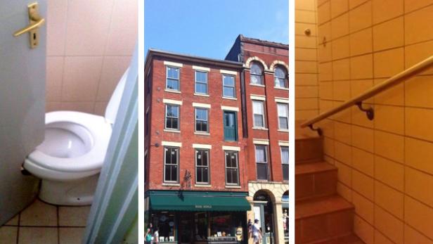 Das Bild zeigt eine Toilette, ein Backsteingebäude und eine Treppe.