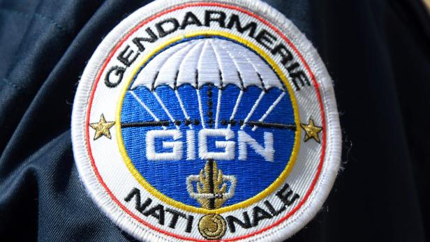 Das Abzeichen der Gendarmerie Nationale Intervention Group (GIGN) mit Fallschirm und goldenen Sternen.