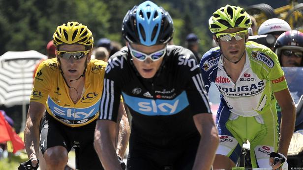 Drei Radrennfahrer während eines Rennens mit Trikots der Teams Sky und Liquigas.