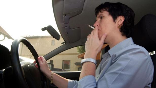 VCÖ für Rauchverbot, wenn Kinder im Auto sind
