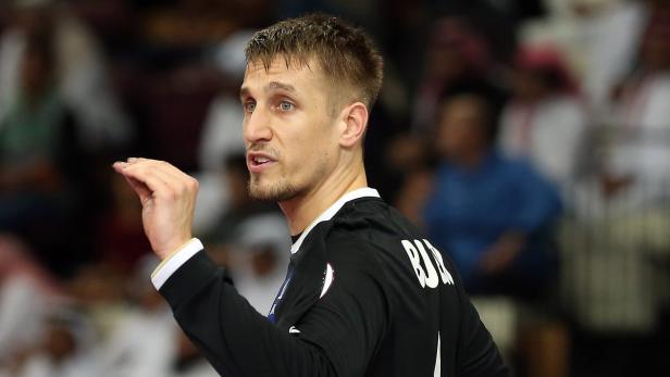 Ein Handballspieler gestikuliert während eines Spiels.