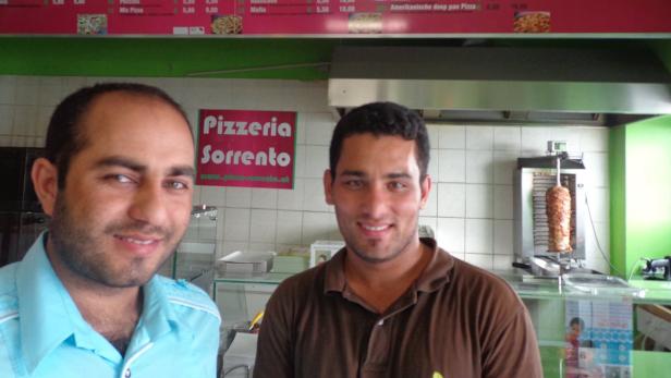 Zwei Männer stehen vor der „Pizzeria Sorrento“, im Hintergrund ein Dönergrill.