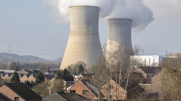 Zwei Kühltürme eines Kernkraftwerks ragen über die umliegenden Häuser hinaus.