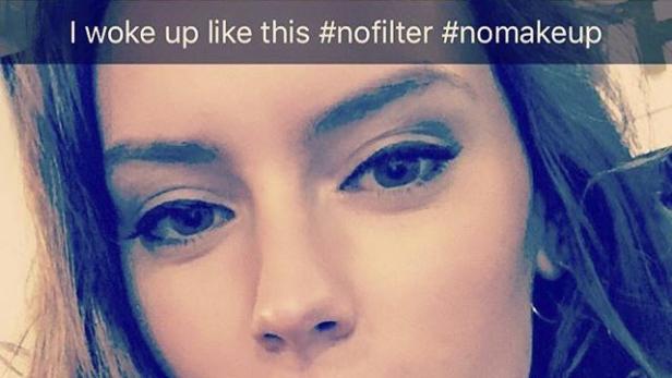 Nahaufnahme vom Gesicht einer jungen Frau mit blau gefärbten Haaren.