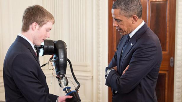 Bis ganz nach oben: Entrepreneur Easton LaChappelle zeigt US-Präsident Barack Obama den Roboterarm, den er entwickelt hat – er war auch beim Pioneers Festival in Wien zu Gast