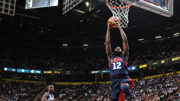 James Harden dunkt bei einem Basketballspiel für die USA.
