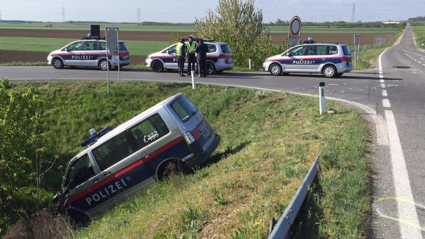 Beim Unfall sind ein Polizei-Kleinbus und ein Pkw zusammengestoßen.