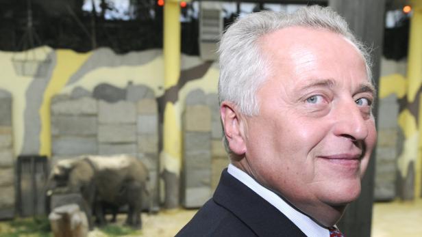 Griss&#039; Mitbewerber im Hofburg-Wahlkampf, Rudolf Hundstorfer, übernahm 2010 - als Sozialminister - die Patenschaft für den kleinen Elefanten &quot;Tuluba&quot;