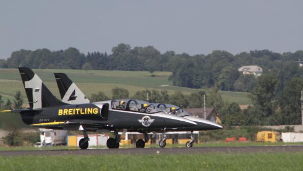 Zwei Breitling-Jets stehen auf einer Landebahn bereit für den Start.