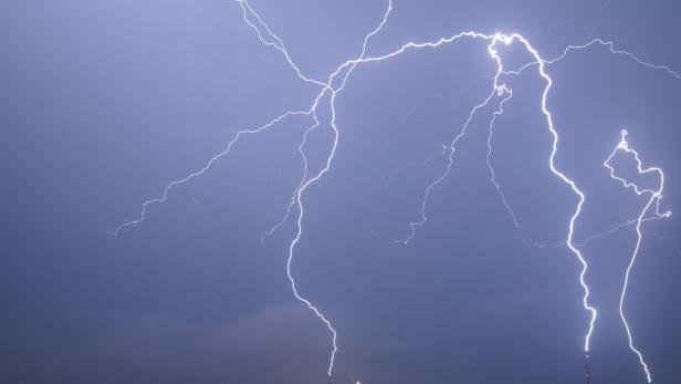 Mehrere Blitze erhellen den dunklen Himmel.
