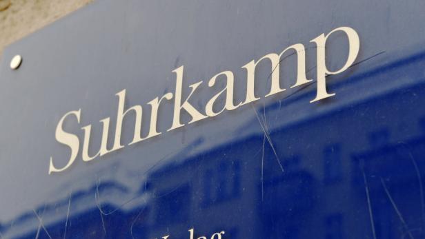 Streit beim Suhrkamp-Verlag Das Schild des Suhrkamp Verlags.