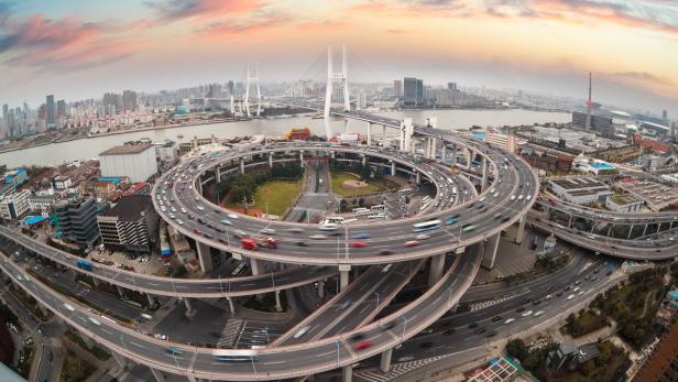 Die Auffahrt zur Nanpu Brücke in Schanghai stellt für viel Autofahrer eine Herausforderung dar.