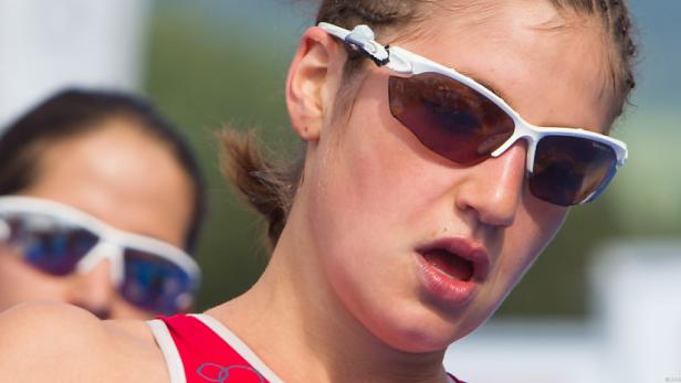 Nahaufnahme einer Triathletin mit Sonnenbrille während eines Wettkampfs.