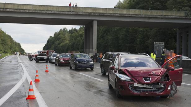 Die Feuerwher musste knapp 30 Fahrzeuge bergen.