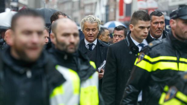 Geert Wilders ist nicht nur im Wahlkampf stets von Sicherheitsleuten umringt