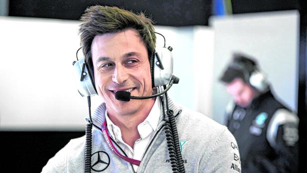 Toto Wolff hat gut Lachen: Mercedes ist auch 2017 der Gejagte.