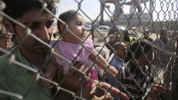 Menschen hoffen die Grenze nach Ägypten passieren zu können - viele Kinder unter den Todesopfern