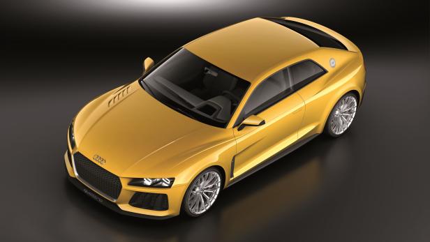 Ein goldfarbener Audi Quattro steht auf einem dunklen Untergrund.