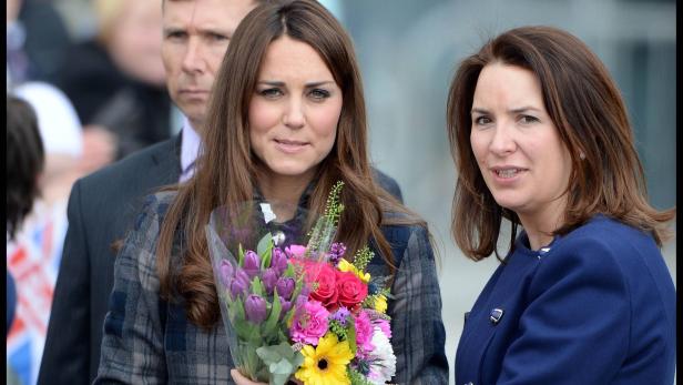 Links royal, rechts loyal: die Herzogin von Cambridge mit ihrer engsten Vertrauten Rebecca Deacon, die den Kensington Palace nun verlässt.