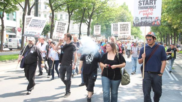 Rund 150 Demonstranten machten gegen die neuen Regeln zur E-Zigarette mobil