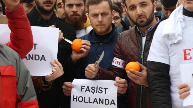 Erdogan-Anhänger pressen "Oranje" aus