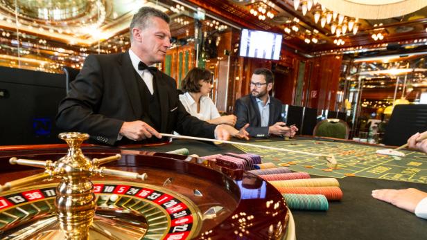 Finanzminister Schelling macht Ernst mit der umstrittenen Verstaatlichung des Casinos-Konzerns.