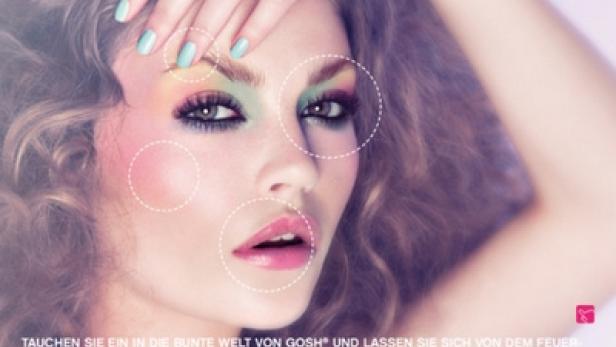 Eine Frau mit auffälligem, farbenfrohem Make-up der Marke Gosh.