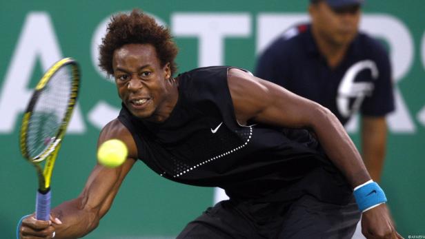 Gaël Monfils schlägt einen Tennisball während eines Spiels.