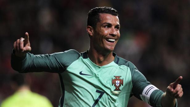 Cristiano Ronaldo (Portugal) Man kann ihn für eitel und arrogant halten, ihm Egoismus und Egozentrik vorwerfen, nur eines muss man Cristiano Ronaldo lassen: Er liefert bei all seinen Makeln Leistung ab.