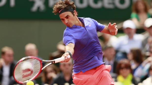 Roger Federer spielt Tennis bei einem Turnier.