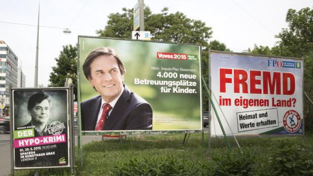 Drei Wahlplakate verschiedener Parteien stehen nebeneinander am Straßenrand.