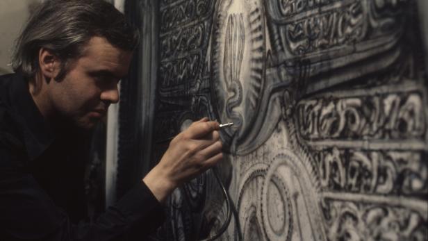 H.R. Giger arbeitet an einem seiner biomechanischen Gemälde.