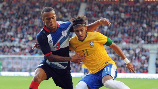 Neymar im Zweikampf mit einem Spieler des britischen Olympiateams.