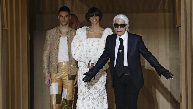 epa05126739 German fashion designer Karl Lagerfeld (R) flanked by French model Baptiste Giabiconi (L) and Argentine model Mica Arganaraz acknowledges applause, during the finale of his Spring/Summer 2016 Haute Couture collection for Chanel during the Paris Fashion Week, in Paris, France, 26 January 2016. The presentation of the Haute Couture collections runs from 24 to 28 January EPA/IAN LANGSDON