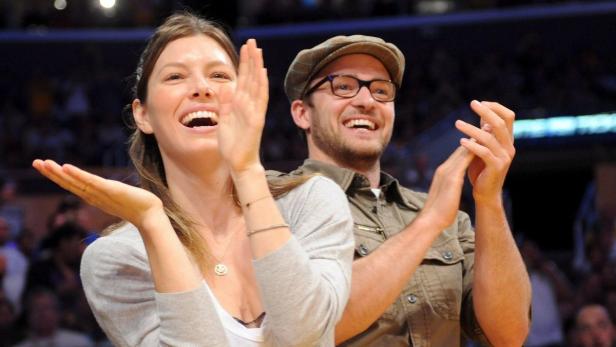 Jessica Biel und Justin Timberlake klatschen bei einer Veranstaltung.