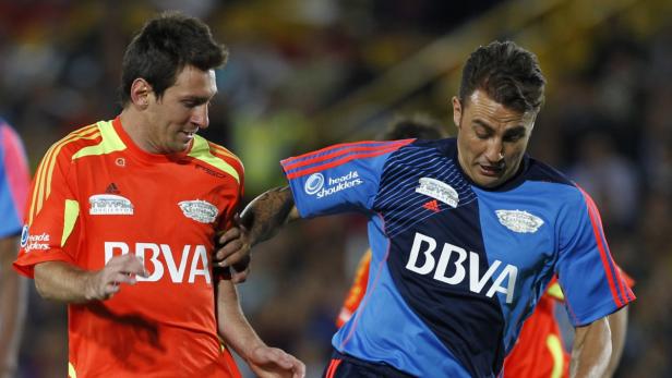 Lionel Messi und ein weiterer Fußballspieler während eines Spiels.