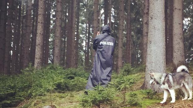 Dieser Regenmantel ist ein Fall für die Polizei