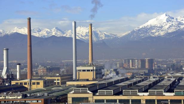 A general view of Fiat&#039;s Mirafiori car factory is seen in Turin January 12, 2011. Fiat boss Sergio Marchionne was seen winning worker&#039;s backing for a labour deal aimed at salvaging the group&#039;s oldest plant in Turin, but rising social tension may work against him. Workers at Fiat&#039;s Mirafiori car factory will vote on January 13/14 on an agreement that should pave the way for investment worth 1 billion euros ( $ 1.3 billion). REUTERS/Giorgio Perottino ( ITALY - Tags: BUSINESS TRANSPORT POLITICS)
