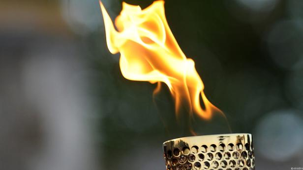 Olympisches Feuer geht auf Tuchfühlung mit Stadion